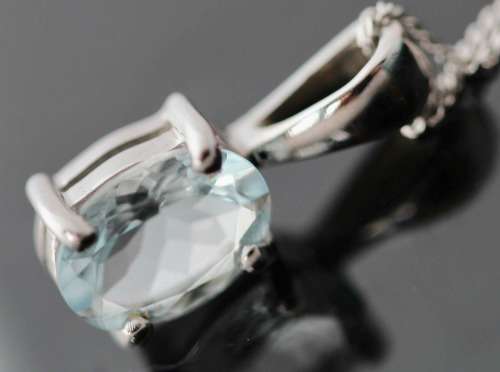 DELICATE ICE BLUE AQUAMARINE 9CT WHITE GOLD PENDANT AND CHAIN. 375