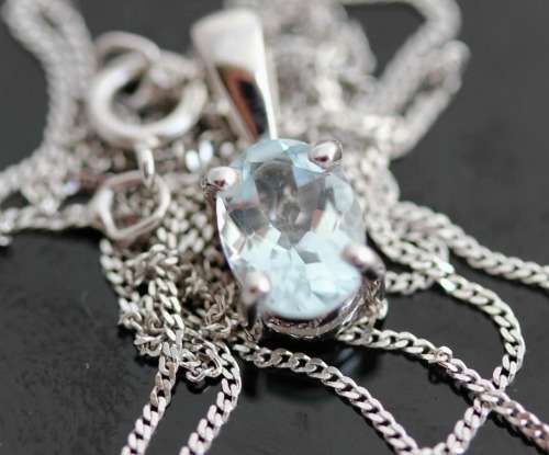 DELICATE ICE BLUE AQUAMARINE 9CT WHITE GOLD PENDANT AND CHAIN. 375