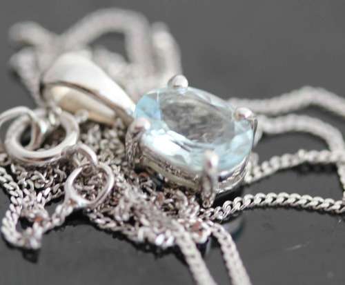 DELICATE ICE BLUE AQUAMARINE 9CT WHITE GOLD PENDANT AND CHAIN. 375