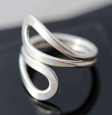 STYLISH SIMPLE DOUBLE STRAND MEXICAN STERLING SILVER DOUBLE LOOP RING. 925. HEAVY!
