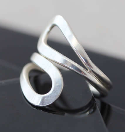 STYLISH SIMPLE DOUBLE STRAND MEXICAN STERLING SILVER DOUBLE LOOP RING. 925. HEAVY!