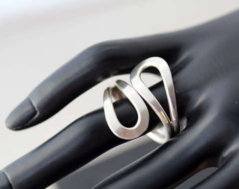 STYLISH SIMPLE DOUBLE STRAND MEXICAN STERLING SILVER DOUBLE LOOP RING. 925. HEAVY!