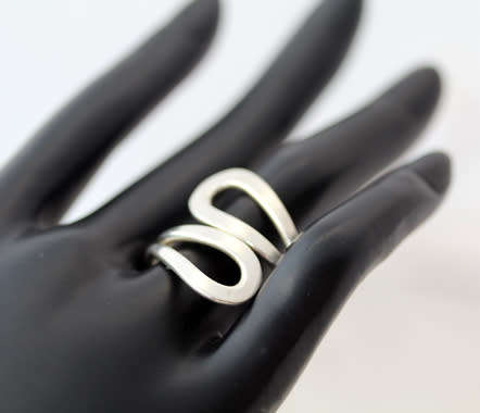 STYLISH SIMPLE DOUBLE STRAND MEXICAN STERLING SILVER DOUBLE LOOP RING. 925. HEAVY!
