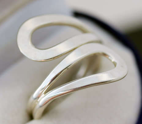 STYLISH SIMPLE DOUBLE STRAND MEXICAN STERLING SILVER DOUBLE LOOP RING. 925. HEAVY!