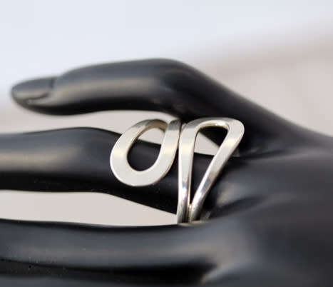 STYLISH SIMPLE DOUBLE STRAND MEXICAN STERLING SILVER DOUBLE LOOP RING. 925. HEAVY!