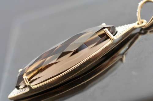 UNUSUAL MARQUISE SHAPED SMOKY QUARTZ AND DIAMOND 9CT ITALIAN GOLD PENDANT ON 43CM CHAIN. CLASSY.