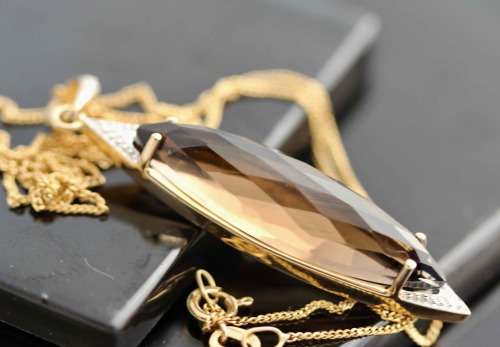 UNUSUAL MARQUISE SHAPED SMOKY QUARTZ AND DIAMOND 9CT ITALIAN GOLD PENDANT ON 43CM CHAIN. CLASSY.