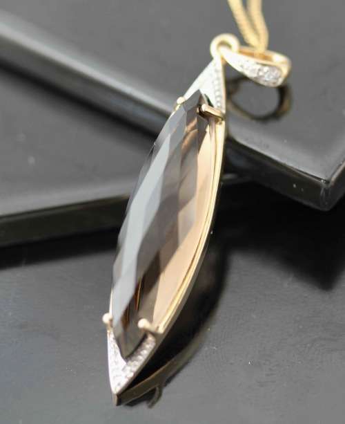 UNUSUAL MARQUISE SHAPED SMOKY QUARTZ AND DIAMOND 9CT ITALIAN GOLD PENDANT ON 43CM CHAIN. CLASSY.