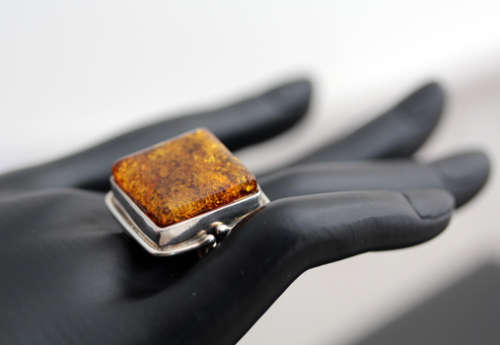 VINTAGE SQUARE VERY LARGE BALTIC AMBER STERLING SILVER RING. 925