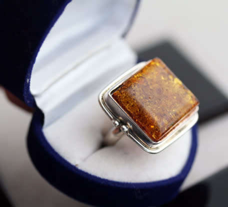 VINTAGE SQUARE VERY LARGE BALTIC AMBER STERLING SILVER RING. 925