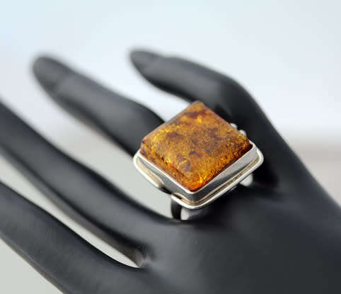 VINTAGE SQUARE VERY LARGE BALTIC AMBER STERLING SILVER RING. 925