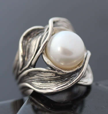 GLAMOROUS LARGE NATURAL PEARL STERLING SILVER ORGANIC DESIGN RING. 925. 'DIDAE' ISRAELI MADE.