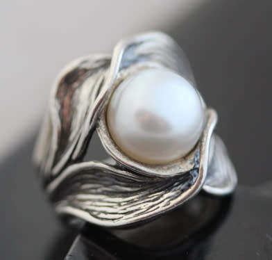 GLAMOROUS LARGE NATURAL PEARL STERLING SILVER ORGANIC DESIGN RING. 925. 'DIDAE' ISRAELI MADE.