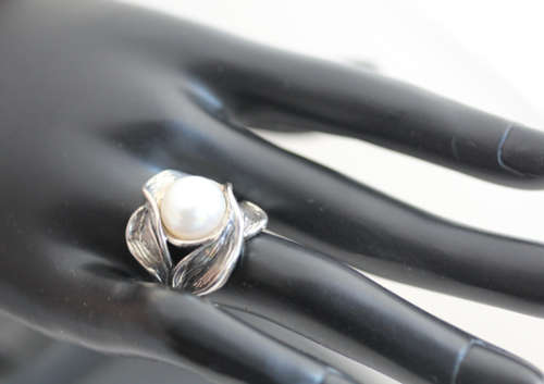 GLAMOROUS LARGE NATURAL PEARL STERLING SILVER ORGANIC DESIGN RING. 925. 'DIDAE' ISRAELI MADE.