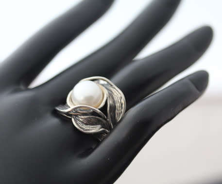 GLAMOROUS LARGE NATURAL PEARL STERLING SILVER ORGANIC DESIGN RING. 925. 'DIDAE' ISRAELI MADE.