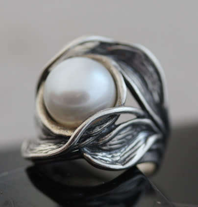 GLAMOROUS LARGE NATURAL PEARL STERLING SILVER ORGANIC DESIGN RING. 925. 'DIDAE' ISRAELI MADE.