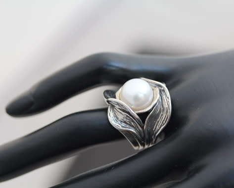 GLAMOROUS LARGE NATURAL PEARL STERLING SILVER ORGANIC DESIGN RING. 925. 'DIDAE' ISRAELI MADE.