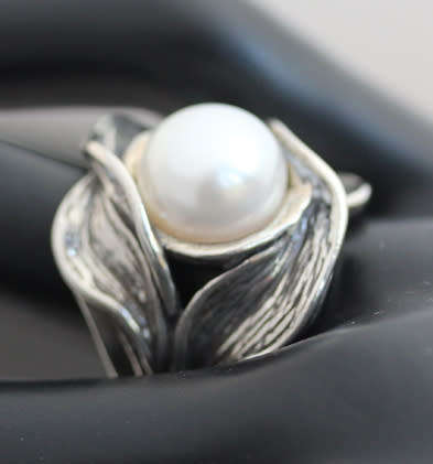 GLAMOROUS LARGE NATURAL PEARL STERLING SILVER ORGANIC DESIGN RING. 925. 'DIDAE' ISRAELI MADE.