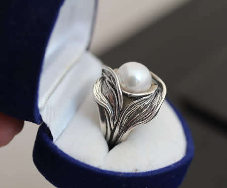 GLAMOROUS LARGE NATURAL PEARL STERLING SILVER ORGANIC DESIGN RING. 925. 'DIDAE' ISRAELI MADE.