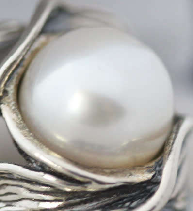 GLAMOROUS LARGE NATURAL PEARL STERLING SILVER ORGANIC DESIGN RING. 925. 'DIDAE' ISRAELI MADE.