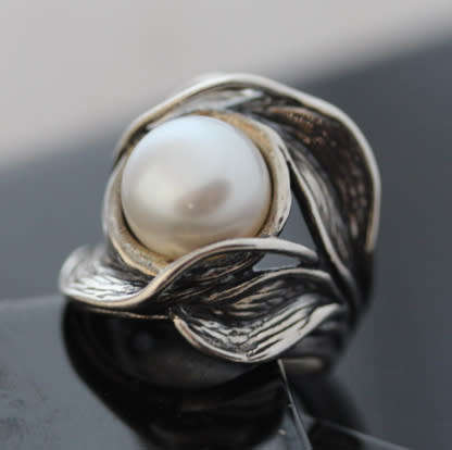 GLAMOROUS LARGE NATURAL PEARL STERLING SILVER ORGANIC DESIGN RING. 925. 'DIDAE' ISRAELI MADE.