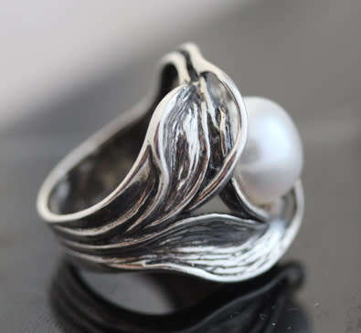 GLAMOROUS LARGE NATURAL PEARL STERLING SILVER ORGANIC DESIGN RING. 925. 'DIDAE' ISRAELI MADE.