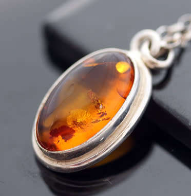 VINTAGE STERLING SILVER AND BALTIC AMBER PENDANT NECKLACE. 925. GOOD WEIGHT 7,18 grams