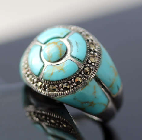 VERY LARGE VINTAGE TURQUOISE, MARCASITE AND STERLING SILVER RING. BIG AND BOLD. 925