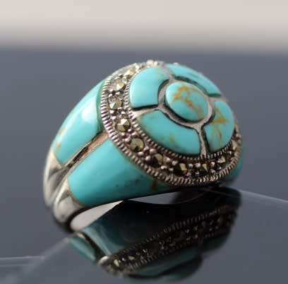 VERY LARGE VINTAGE TURQUOISE, MARCASITE AND STERLING SILVER RING. BIG AND BOLD. 925