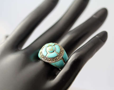 VERY LARGE VINTAGE TURQUOISE, MARCASITE AND STERLING SILVER RING. BIG AND BOLD. 925