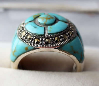 VERY LARGE VINTAGE TURQUOISE, MARCASITE AND STERLING SILVER RING. BIG AND BOLD. 925