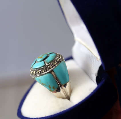 VERY LARGE VINTAGE TURQUOISE, MARCASITE AND STERLING SILVER RING. BIG AND BOLD. 925