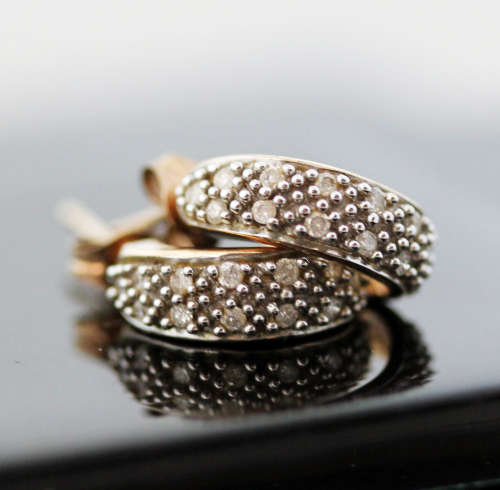 ELEGANT VINTAGE DIAMOND 9CT YELLOW GOLD EARRINGS. HALLMARKED ENGLISH GOLD, BIRMINGHAM ASSAY