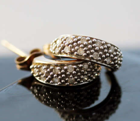 ELEGANT VINTAGE DIAMOND 9CT YELLOW GOLD EARRINGS. HALLMARKED ENGLISH GOLD, BIRMINGHAM ASSAY
