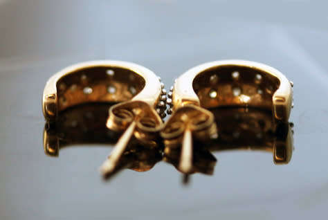 ELEGANT VINTAGE DIAMOND 9CT YELLOW GOLD EARRINGS. HALLMARKED ENGLISH GOLD, BIRMINGHAM ASSAY
