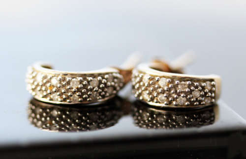 ELEGANT VINTAGE DIAMOND 9CT YELLOW GOLD EARRINGS. HALLMARKED ENGLISH GOLD, BIRMINGHAM ASSAY