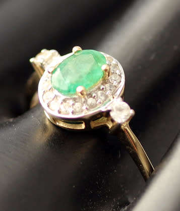 VINTAGE EMERALD AND NATURAL WHITE SPINEL 9CT YELLOW GOLD RING. *JEWELLER CERTIFIED AT R7'200*