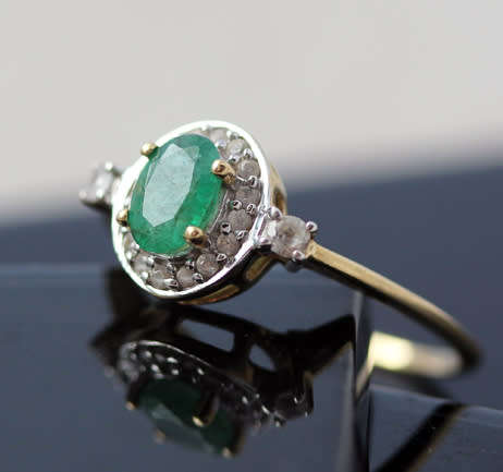 VINTAGE EMERALD AND NATURAL WHITE SPINEL 9CT YELLOW GOLD RING. *JEWELLER CERTIFIED AT R7'200*