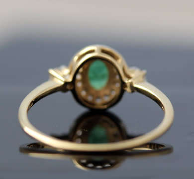 VINTAGE EMERALD AND NATURAL WHITE SPINEL 9CT YELLOW GOLD RING. *JEWELLER CERTIFIED AT R7'200*