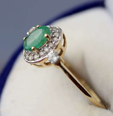VINTAGE EMERALD AND NATURAL WHITE SPINEL 9CT YELLOW GOLD RING. *JEWELLER CERTIFIED AT R7'200*