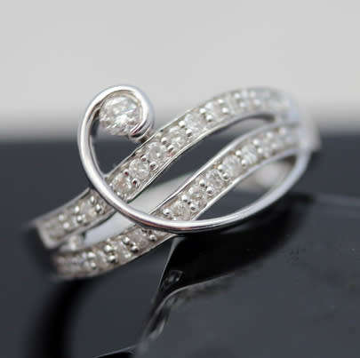 DIAMOND 9CT WHITE GOLD RING. UNUSUAL WHIMSICAL FLORAL DESIGN *JEWELLER CERT INCL R8'800*
