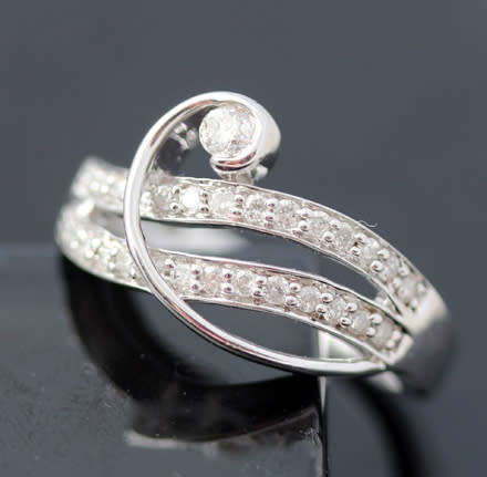DIAMOND 9CT WHITE GOLD RING. UNUSUAL WHIMSICAL FLORAL DESIGN *JEWELLER CERT INCL R8'800*