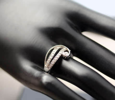 DIAMOND 9CT WHITE GOLD RING. UNUSUAL WHIMSICAL FLORAL DESIGN *JEWELLER CERT INCL R8'800*