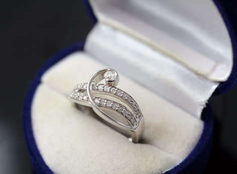DIAMOND 9CT WHITE GOLD RING. UNUSUAL WHIMSICAL FLORAL DESIGN *JEWELLER CERT INCL R8'800*