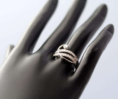 DIAMOND 9CT WHITE GOLD RING. UNUSUAL WHIMSICAL FLORAL DESIGN *JEWELLER CERT INCL R8'800*