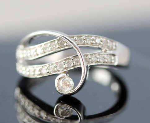DIAMOND 9CT WHITE GOLD RING. UNUSUAL WHIMSICAL FLORAL DESIGN *JEWELLER CERT INCL R8'800*