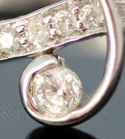 DIAMOND 9CT WHITE GOLD RING. UNUSUAL WHIMSICAL FLORAL DESIGN *JEWELLER CERT INCL R8'800*