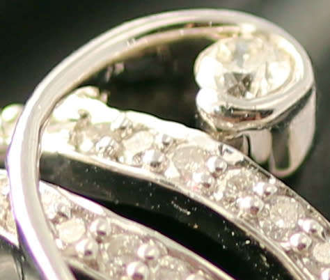 DIAMOND 9CT WHITE GOLD RING. UNUSUAL WHIMSICAL FLORAL DESIGN *JEWELLER CERT INCL R8'800*