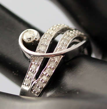 DIAMOND 9CT WHITE GOLD RING. UNUSUAL WHIMSICAL FLORAL DESIGN *JEWELLER CERT INCL R8'800*