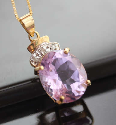 ELEGANT VINTAGE ENGLISH OVAL 4 carat AMETHYST AND DIAMOND 9CT YELLOW GOLD PENDANT AND CHAIN. 375